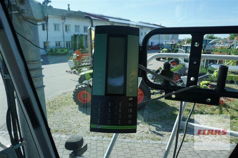 Claas XERION 3300 SADDLE TRAC 18